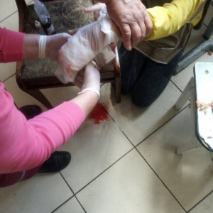 В Беларуси девушка застряла пальцем в мясорубке. Есть видео