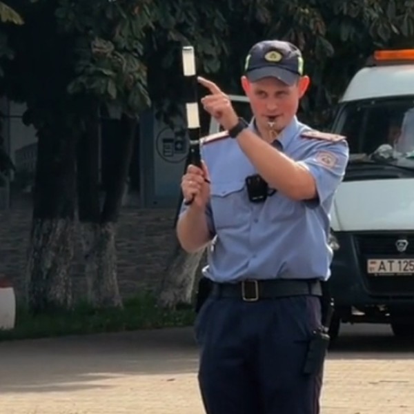 Регулировщик из Беларуси стал звездой интернета