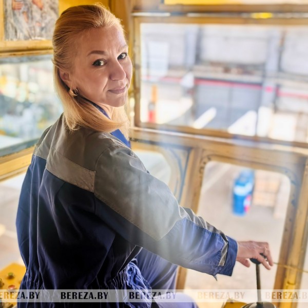 Многодетная мама из Белоозерска ловко управляет грузоподъемным краном на заводе