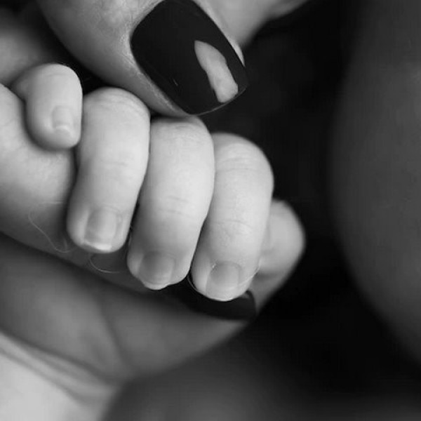 Белоруска родила дочь от мужчины, который живет в Туркменистане, и пошла в суд, чтобы доказать его отцовство. Что в итоге?