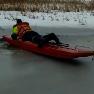 Остались только снасти. Спасатели достали из-подо льда тело рыбака