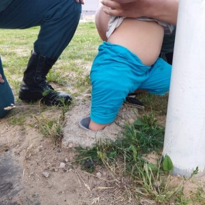 В Беларуси спасатели помогли малышу, нога которого застряла в трубе