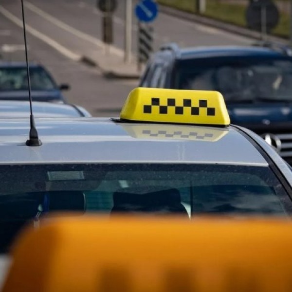 Ребенок испачкал сиденье такси. Водитель сделал замечание родителям, а дальше начался скандал