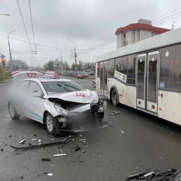 В Столине водитель Peugeot решила развернуться — и попала под рейсовый автобус