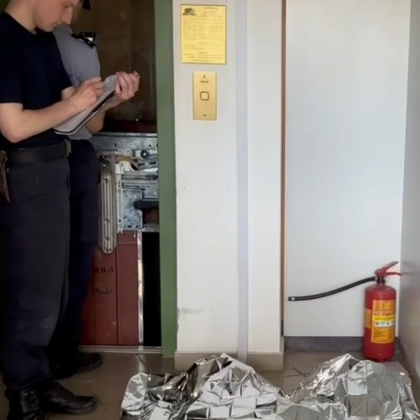 Жильцы дома превратили лифт в выставку магнитов — соцсети в восторге