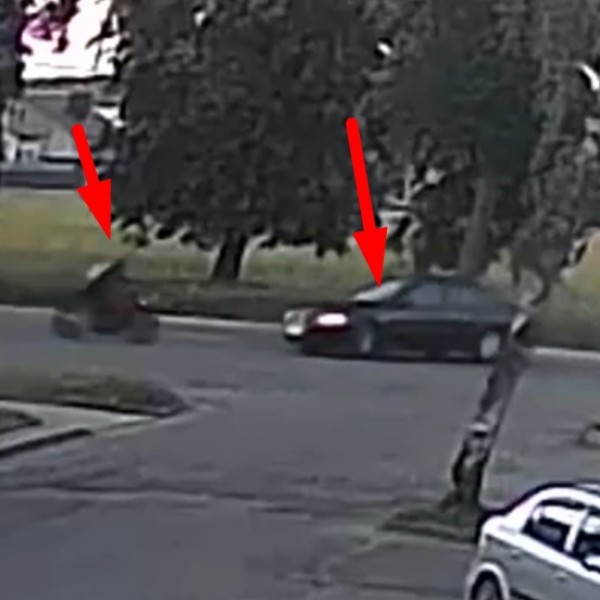 В Сморгони мотоциклист на огромной скорости влетел в бок легковушке. Жуткое видео