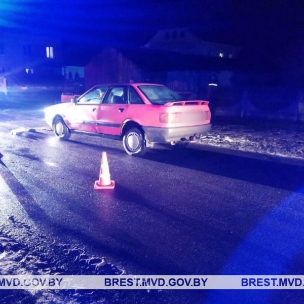 Трагедия во дворе: автомобиль переехал лежавшего на асфальте мужчину — видео
