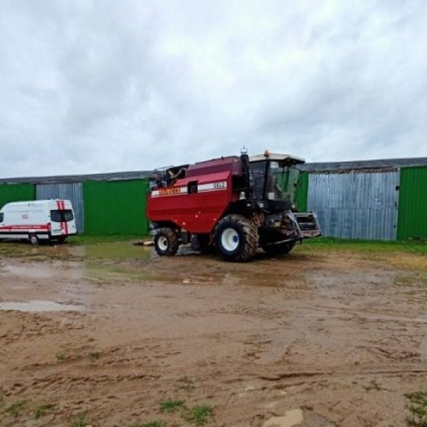 В Беларуси работник сельхозпредприятия погиб под комбайном