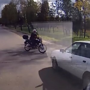 Мотоциклист не уступил Audi и попал под машину. Есть видео