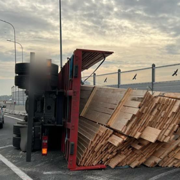 Грузовик перевернулся на путепроводе в Бресте