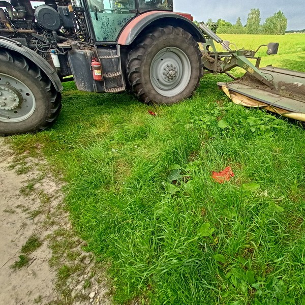 В Кобринском районе мужчина уснул в траве и попал под косилку трактора