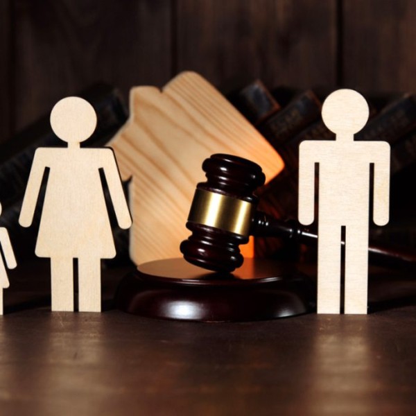 Белорус попытался оспорить отцовство троих неродных детей, чтобы не платить алименты. Что в итоге?