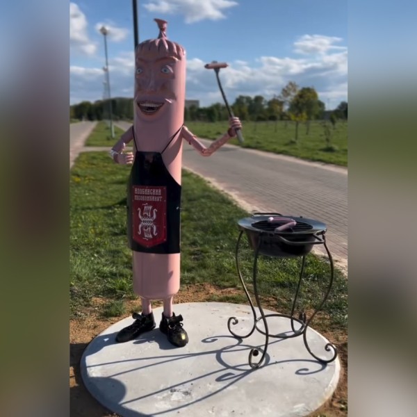 В соцсетях обсуждают скульптуру-сосиску из Жлобина. Мнения разделились