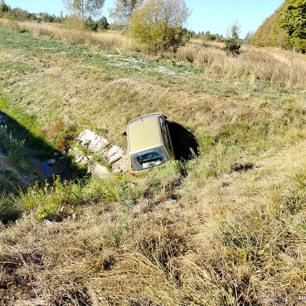 Пьяный бесправник угнал чужое авто и влетел на нем в мелиоративный канал