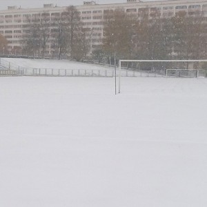 Стадион в Новополоцке перед матчем засыпало снегом — расчистить помогли болельщики