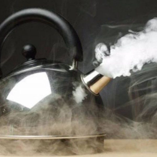 В Беларуси восьмимесячный ребенок опрокинул на себя чайник с кипятком и получил ожоги 40% тела