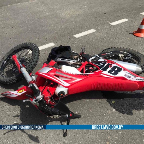 Мотоциклист шёл на обгон — водитель повернул: подробности аварии в Березе