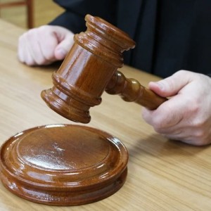 Завкафедрой белорусского вуза получил 5 лет за конфеты и алкоголь от студентов