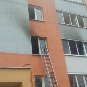 Двухмесячную девочку из горящей квартиры вынес сосед: в МЧС рассказали подробности о пожаре, в котором пострадали два ребенка