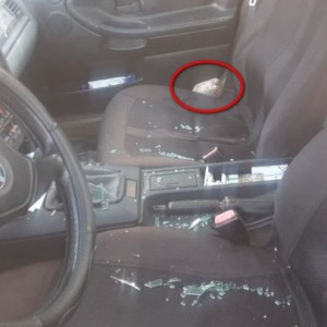 Житель частного дома не выдержал шума и бросил камень в проезжавший мимо BMW