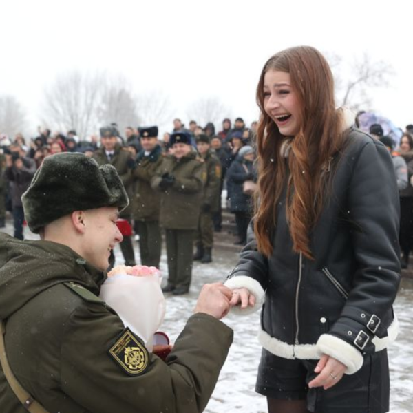 Белорус сделал предложение девушке прямо на сцене театра — видео