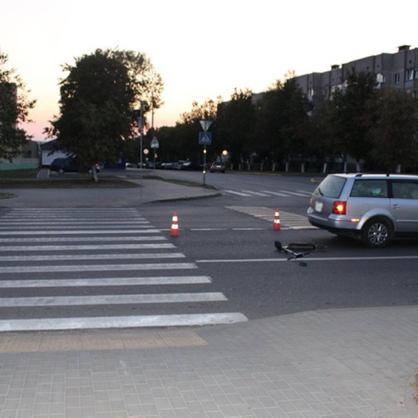 В Волковыске легковушка сбила школьницу на электросамокате - опубликовано видео