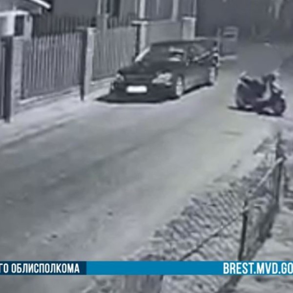Подростки в балаклавах угнали два мотоцикла в Бресте — один утопили, на втором попались на заправке