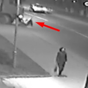 Жуткое видео из Гродненской области: МАЗ наехал на мужчину-пешехода