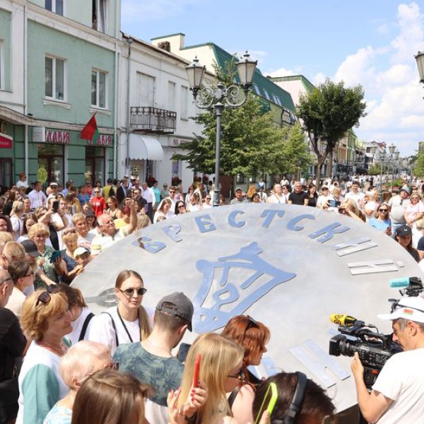 Время изменилось. Во сколько зажигает фонари брестский фонарщик?