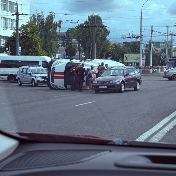 Скорая помощь и BMW столкнулись в Слониме — что известно о происшествии