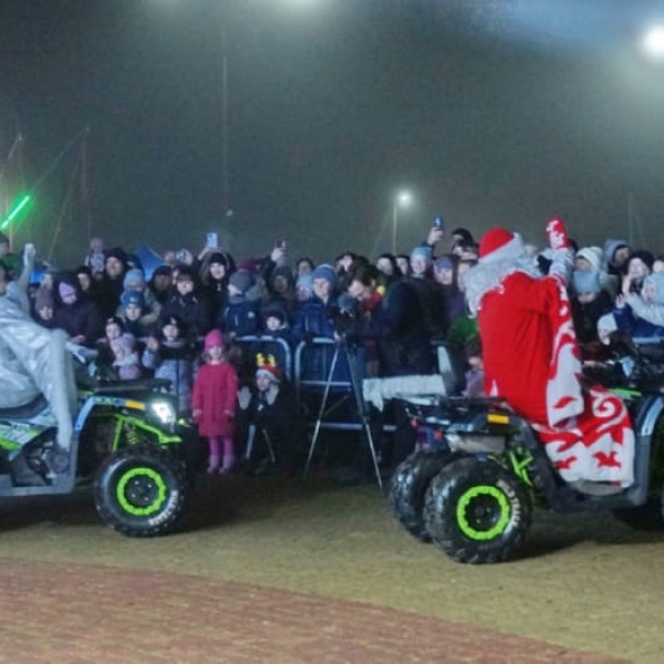 Дед Мороз на квадроцикле, а на елке — спутник: Жабинка удивила креативом