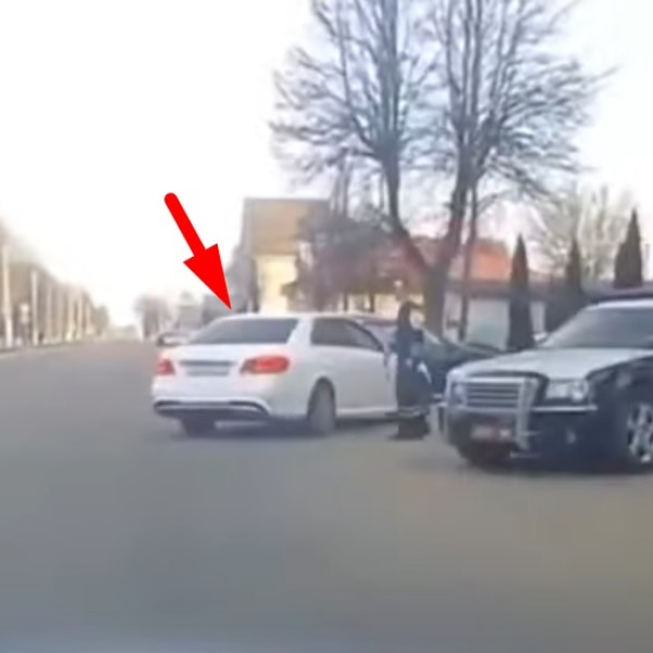 Водитель Mercedes пошел на обгон на переходе и через секунды поплатился