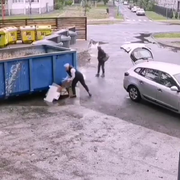 За выброс мусора из окна грозит штраф и даже уголовная ответственность