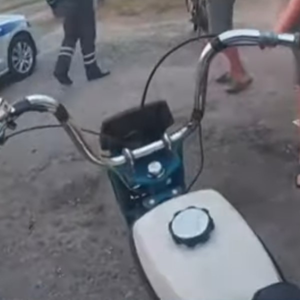 Родители пустили детей за руль мопедов и это им дорого обошлось