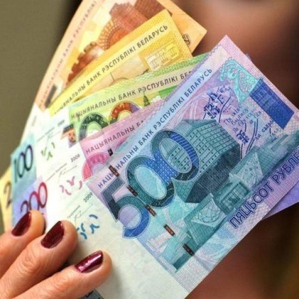 Женщина из-за хитрой схемы получала доплату к зарплате в 100—800 рублей