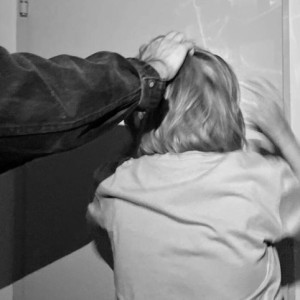 На улице напал и душил: 20-летнюю девушку спасла семейная пара