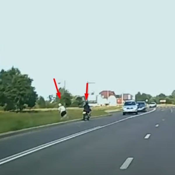 Пассажир спрыгнул с мотоцикла, когда тот выехал на встречку. Его нашли