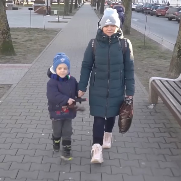 Спасатель зашёл в воду и вынес девочку на руках. Подробности из Каменецкого района