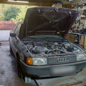 В процессе замены топливного фильтра мужчина пролил на себя бензин. От переносного светильника загорелась одежда