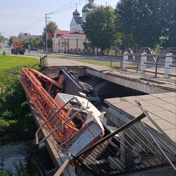 Автовышка рухнула с моста в Сморгони