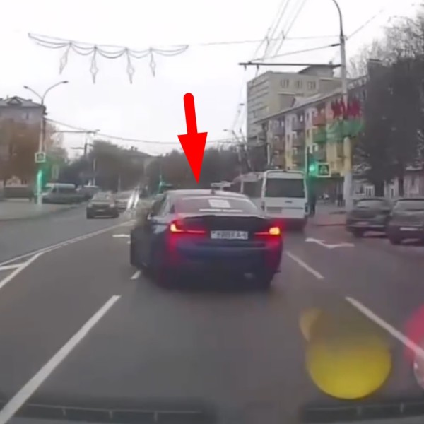 Водитель Mercedes лишился прав после этого маневра