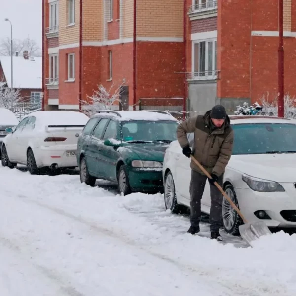 Напоминаем владельцам о необходимости чистить снег вокруг авто
