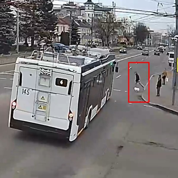 В Могилёве троллейбус сбил ребёнка — это попало на видео