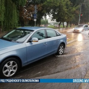Подросток на велосипеде не смог остановиться перед переходом и въехал в автомобиль. Есть видео