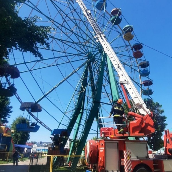 Девушки в Хотимске застряли на колесе обозрения на высоте 18 метров – понадобилась помощь МЧС