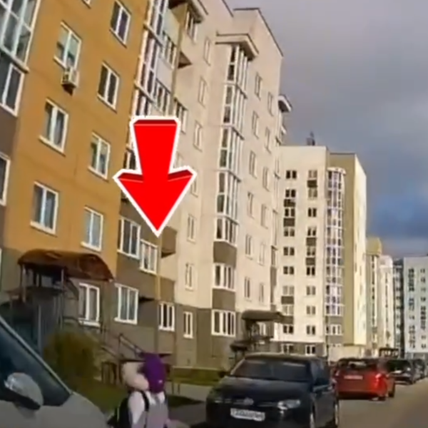 Девочка выбежала из-за машин во дворе, её сбили — видео