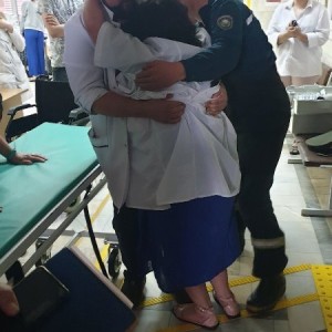 Спасатели пришли на помощь застрявшим в лифте медикам