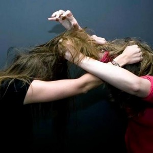 Нешуточные страсти на дискотеке: дама устроила «разборки» со школьницами