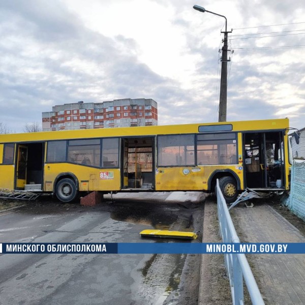 В Жодино водителю автобуса стало плохо за рулем, он въехал в памятник