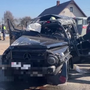 В Витебской области опрокинулся Gelandewagen. Появилось видео спасения 94-летнего водителя